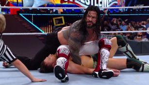 Roman Reigns cubriendo a Edge y Daniel Bryan