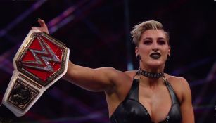 Rhea Ripley con el Raw Womens Champion en mano