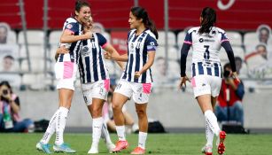 Jugadoras de Monterrey, en festejo de gol 