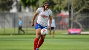 Yashira Barrientos en un entrenamiento de Chivas