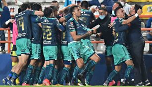 Jugadores de Puebla festejan un gol