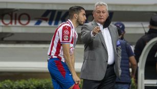 Víctor Manuel Vucetich da instrucciones en partido con Chivas