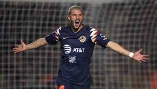 Guido Rodríguez durante un partido con América