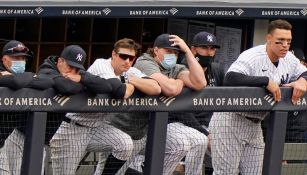 Dugout de los Yankees observa un partido