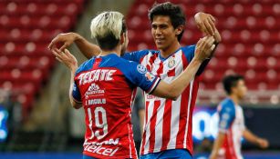 JJ Macías festeja un gol con Angulo en el Akron 