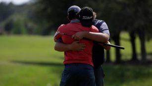 Michael Visacki, golfista, abraza a su compañero tras ganar el pase al Campeonato Valspar