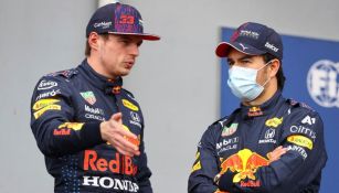 Max Verstappen y Checo Pérez dialogando después de una carrera clasificatoria