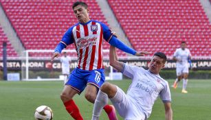 Ronaldo Cisneros disputa el balón ante Mineros 