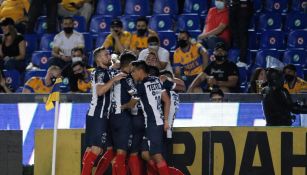 Jugadores de Rayados celebran un gol