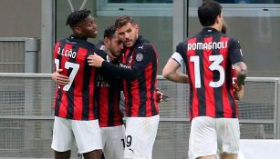 Jugadores del Milan, en festejo de gol