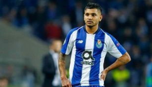 Tecatito Corona durante un partido con el Porto