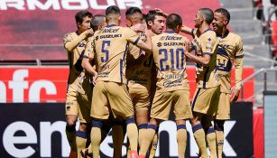 Jugadores de Pumas festejan un gol