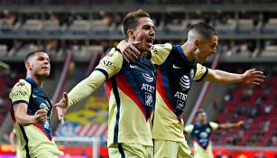 Córdova y Fidalgo festejando un gol con América