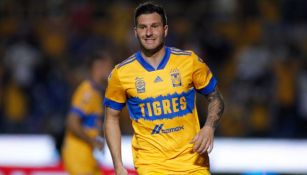 André-Pierre Gignac celebrando una anotación