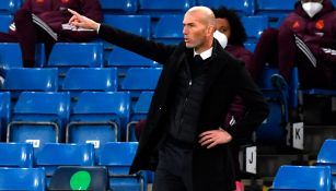 Zidane da indicaciones en el duelo ante Chelsea 