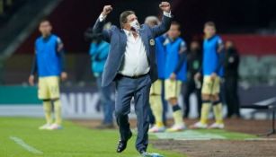 Miguel Herrera en festejo como técnico del América