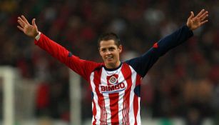 Javier Hernández celebrando un gol con las Chivas