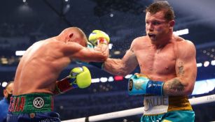 Canelo Álvarez y Saunders en pleno combate