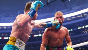 Canelo golpeando a Saunders en el AT&T Stadium