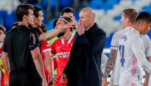 Zidane quejándose con el árbitro central