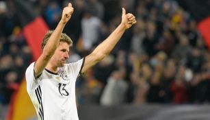 Müller festeja una anotación con Alemania