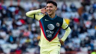 Leo Suárez en celebrando una anotación con América