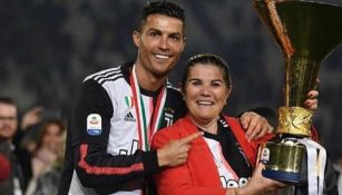 Cristiano Ronaldo y su madre tras un título de la Juventus 