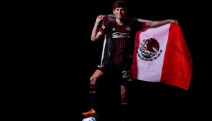 Jürgen Damm posa con el uniforme del Atlanta United y la bandera de México