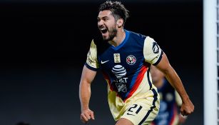 Henry Martín celebra un gol con América