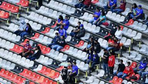 Afición de Cruz Azul en las gradas del Azteca