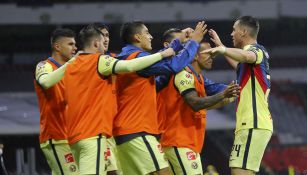 Jugadores de América festejan un gol