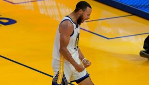 Stephen Curry festejando durante el juego de los Warriors y los Grizzlies