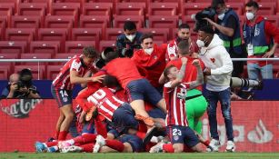 Jugadores del Atlético celebran gol vs Osasuna