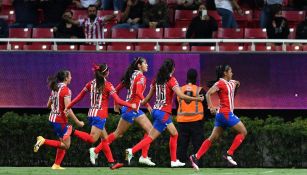 Jugadoras de Chivas celebran gol vs Atlas