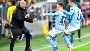 Pep Guardiola celebra con sus jugadores