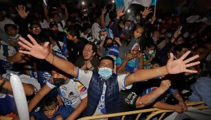 Seguidores de Puebla llevan serenata a su equipo