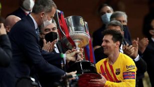 Messi recibe el trofeo de la Copa del Rey 