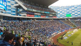 Aficionados observan el Puebla vs Santos