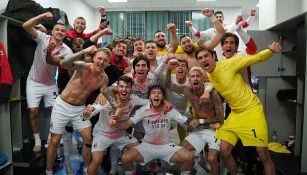 Jugadores del Milan festejan la clasificación a Champions 