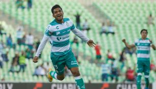 Eduardo Aguirre celebrando un gol con Santos