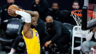 LeBron James salta para una clavada 