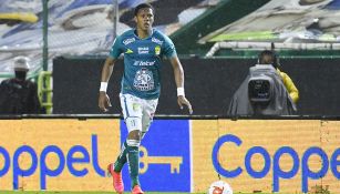 Yairo Moreno en partido con el León 