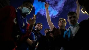 Aficionados del Chelsea festejando el título de la Champions League