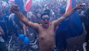 Aficionados de Cruz Azul recibiendo al equipo cementero