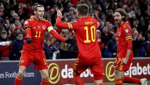 Gareth Bale y  Ramsey festejan un gol