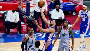 Simmons intenta colarse al aro para anotar