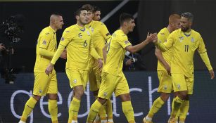 Jugadores de Ucrania festejan un gol