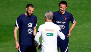 Benzema, Griezmann y Deschamps en un entrenamiento de Francia