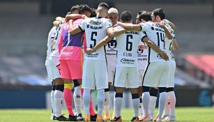 Jugadores de Pumas durante un partido 