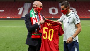 Luis Rubiales entrega camiseta conmemorativa a Koke